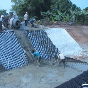 Geocell làm khuôn đổ bê tông mái dốc